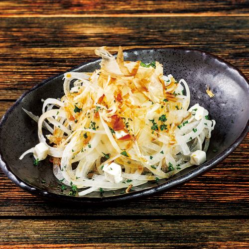 Sliced new onions with ponzu sauce and cream cheese