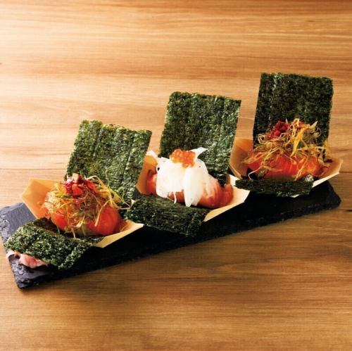 Boat-shaped hand-rolled sushi with salmon (3 pieces)