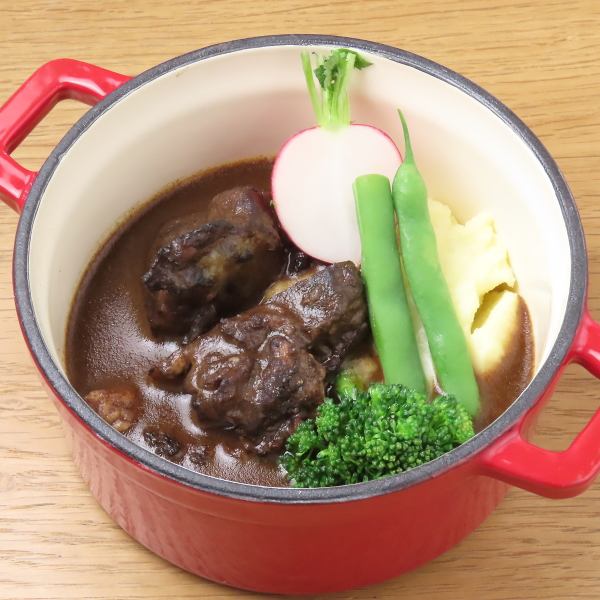 Braised carefully for over half a day, it has a tender texture and the delicious flavor of beef overflows in your mouth. [Domestic Wagyu beef stewed in red wine]