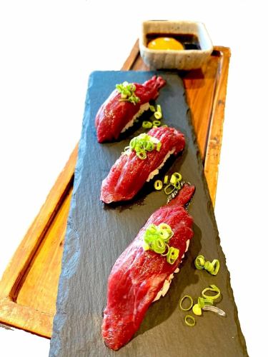 馬肉のウニ卵黄醤油つけ握り