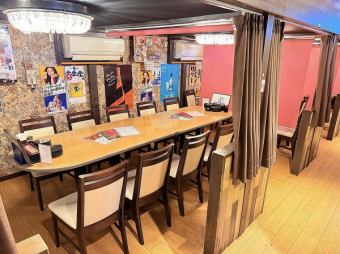 6名掛けのテーブル席は配置を変えれば最大30名様程度の宴会もOK☆