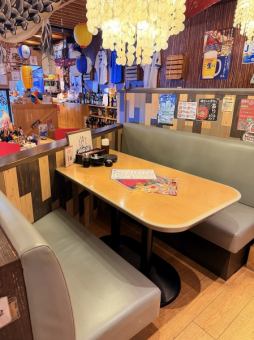 ゆったりくつろげる3名掛けソファー席♪