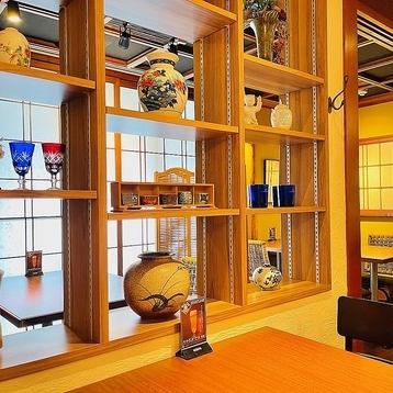 舒缓的内饰营造出宁静舒适的氛围。您可以一边欣赏店主的有田瓷器内部，一边享用餐点和日本酒。