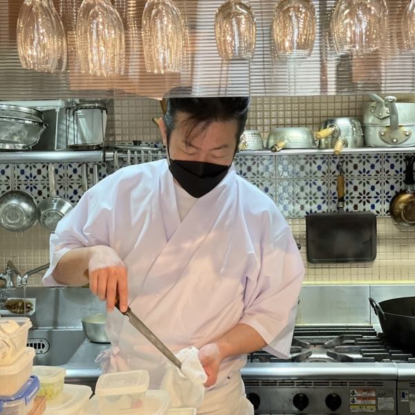 It has an open kitchen where you can watch the chef's delicate handling.And the beautiful Japanese dishes that are carefully made one by one will please your "eyes".