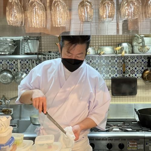 <p>It has an open kitchen where you can watch the chef&#39;s delicate handling.And the beautiful Japanese dishes that are carefully made one by one will please your &quot;eyes&quot;.</p>