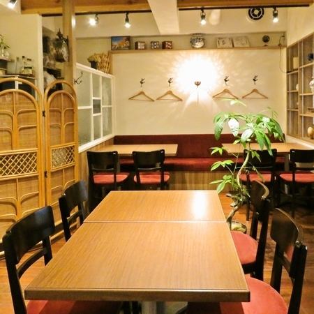 Inside the store where you can feel the warmth of wood, we have table seats that can be used by up to 6 people.You can use it in various scenes such as dinner parties with family and friends, girls' night out.