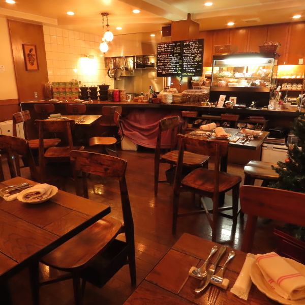 インテリアから調理器、食器も一つ一つお店の雰囲気に合うものをセレクトした、こだわり尽くしの店内。ついつい長居してしまう心落ち着く空間に自然と会話も弾むはず。