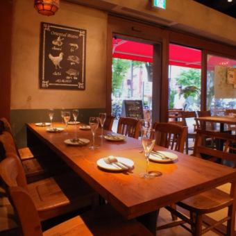 A table seat of about 8 people is perfect for girls' societies and birthday parties ★ Please enjoy your meals and relaxed time in cafe paintings and objects spreading.