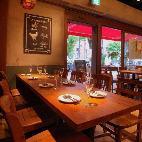 ★ We are accepting reservations for welcome and farewell parties ★ The seats in the store have a feeling of liberation like an Asian resort with soft light. ◎ The open kitchen creates a lively atmosphere.We have table seats for 2 to 30 people, terrace seats for 2 to 8 people, and box sofa seats for 5 to 8 people.