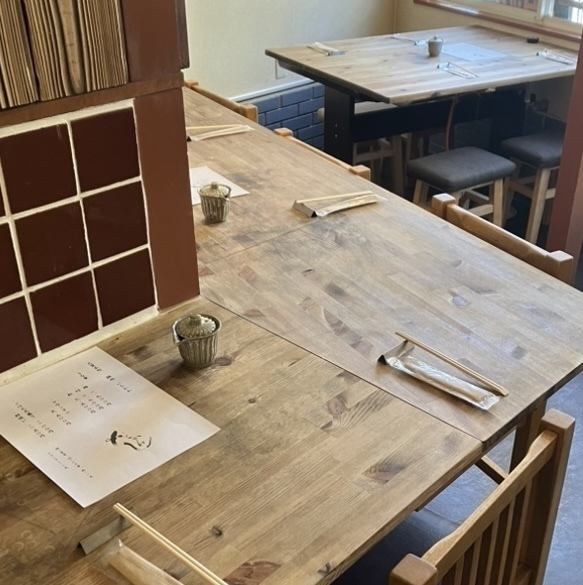 温かみ感じる店内スペースは、ファミリーでも◎自然光が差し込む落ち着いた空間で、円滑な会話と食事を楽しめる作りに。清潔感と木目を基調とした温もりを備えつつ、余計な装飾を省き、シンプルで上質な雰囲気を大切にしています♪特別な集まりや会社での食事会などに大変おすすめです。