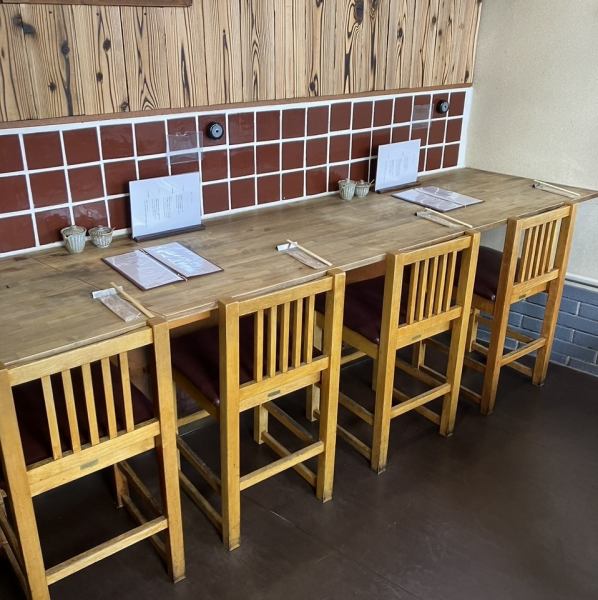 和を基調とした店内は、少人数向けのカウンター席と落ち着いたトーンのテーブル席を完備。柔らかい照明が店内全体を包み込みます◎肩肘張らない雰囲気を大切にしながらも、料理の魅力を引き立てる空間演出に配慮しています♪お食事デートや親しい仲間とのランチにも最適☆静かな時間でうまぎを楽しみたい方にも大好評です。