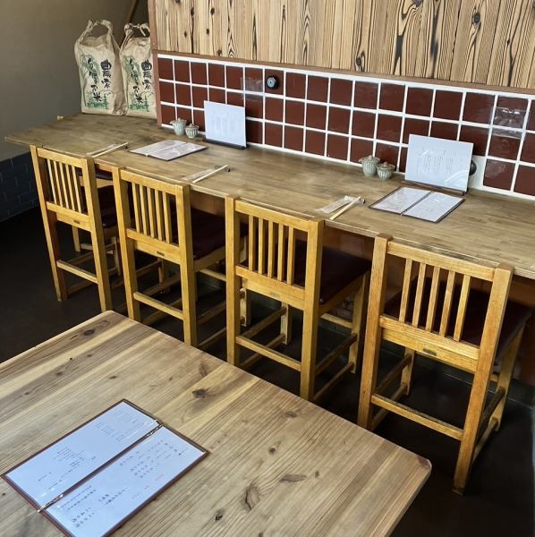 外観からも気取らない上品さを感じさせ、初めてご来店のお客様にも安心感を与えます。店内には木材の重厚感と和風の繊細な意匠が融合し、居心地の良いムードを演出♪アランチから季節の行事まで幅広く対応◎さらに心を込めた接客を心がけ、地域の方々にも信頼されるお店づくりを重視しています。