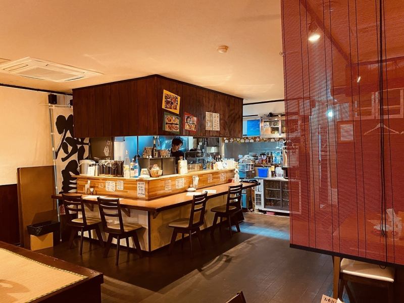 The counter is made with a particular depth in mind so that even one person can relax comfortably! It is also within walking distance from the Loisir Hotel and various tourist hotels, so it is also used by tourists!