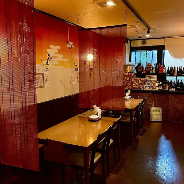 4名様向けのテーブル席は、会社帰りのご宴会やご友人とのカジュアルな飲み会に最適です！居心地の良い空気に包まれて、お酒も会話もすすみます。