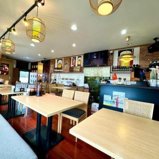 There are nine tables that seat four people, making it a spacious space perfect for dining with the family.Enjoy a relaxing time in a relaxed atmosphere.