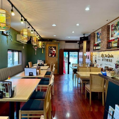 Table seats recommended for banquets.Enjoy a relaxing time with friends in this spacious space.There are also comfortable sofa seats available.