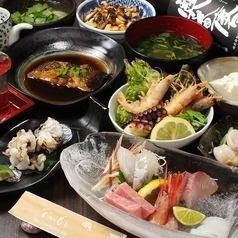 ≪仅限食物≫ 新鲜生鱼片、烤鱼、海鳗散饭等9道菜“限定”套餐⇒4,950日元（含税）