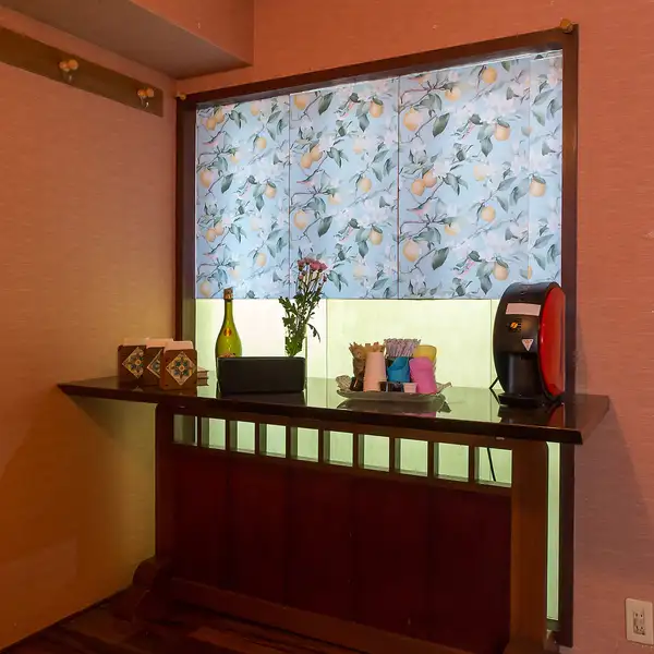 木の温もり溢れる店内は、一歩足を踏み入れるだけでホッとする優しい空気に満ちています。広々としたお座敷でゆったりくつろぎながら、1から手作りする優しい味のパスタを堪能する贅沢な時間♪お腹がいっぱいになった後は、別腹の美味しいデザートのご準備もあります！ご家族やご友人と極上の時間をお過ごし下さい。