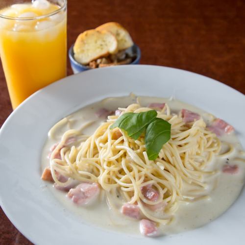 [Piping hot and creamy!] A rich béchamel spaghetti that will delight all your senses. *Includes a drink set.