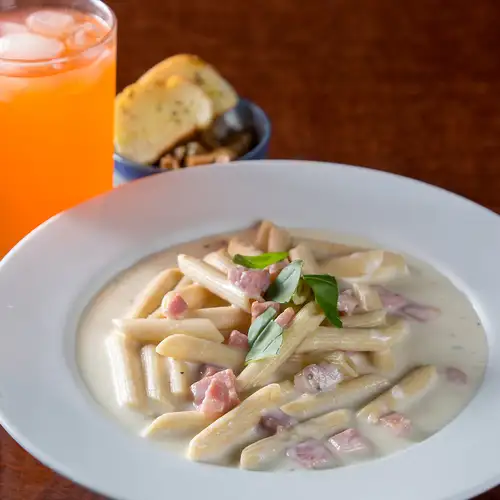 [So delicious you'll be drowning in cheese!] Four-cheese pasta with luxurious bacon *Includes a drink set