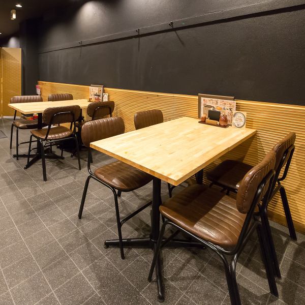 落ち着いた雰囲気の中で、家族全員が気軽に美味しい鰻を楽しめるお店。広々としたテーブル席があり、ゆったりとした時間を過ごしながら、こだわりの鰻料理を味わえます。香ばしい香りが漂う中、じっくりと焼き上げられた鰻は、見た目にも美しく、食べる楽しみを倍増させてくれます。