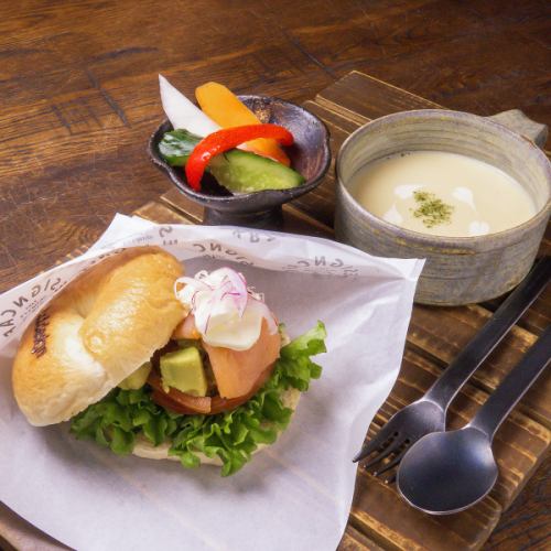 【Lunch set】ベーグルサンド　サーモンアボカドクリチ