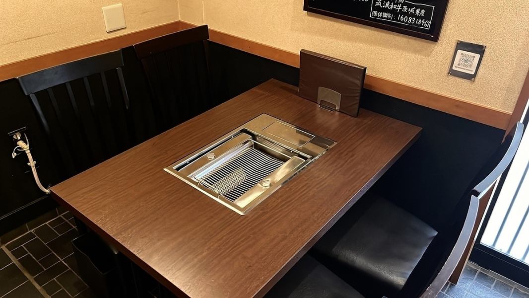 【店内テーブル4席】大人の隠れ家として無煙ロースターで煙を気にすることなく、ご家族・デートなどにご利用頂けます！店内はお寛ぎ頂けるよう暖色を使っておりますので仲間内でのお食事会に是非ご利用くださいませ♪