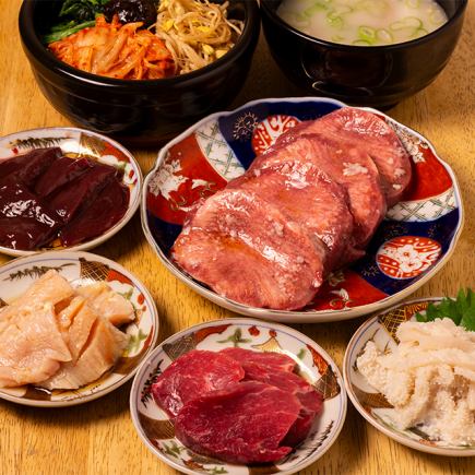 【新年派对】6000日元（含税）无限量畅吃畅饮套餐，包含厚切牛舌、A5级和牛、上等西冷牛排。