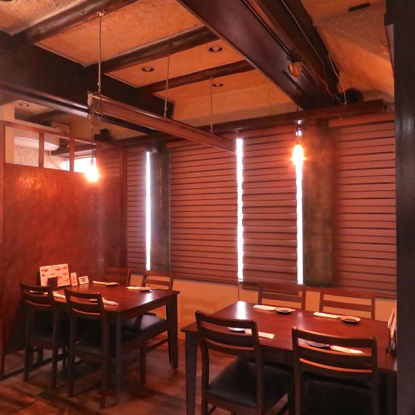 【駅から6分の好立地】くつろぎの店内には2名様からご利用いただける広々としたテーブル席を完備しております。ご家族や恋人、友人とのランチやディナーなどのプライベート使いに最適♪ごゆっくりお食事をお楽しみください。
