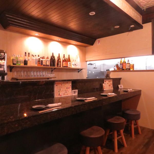 【お一人様歓迎】温かな明かりが灯る店内にはカウンターのお席もご用意しております！また当店は貸切でのご利用も承っておりますので、打上げや歓送迎会、誕生日会など各種ご宴会にもピッタリ♪ご希望のお客様はお気軽に店舗までご相談ください。皆さまのご来店を心よりお待ちしております★