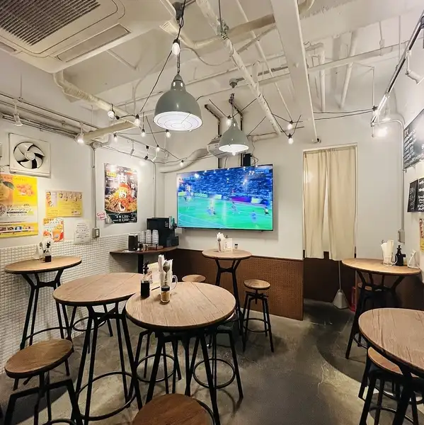 【スポーツ観戦にぴったりな空間】店内は、オシャレな雰囲気で統一しており、お料理はもちろん、店内もSNS映えするので、どんどんアップしちゃって下さい♪また、大画面液晶完備！常にスポーツ観戦ができます！（サッカー、バスケ、野球など）