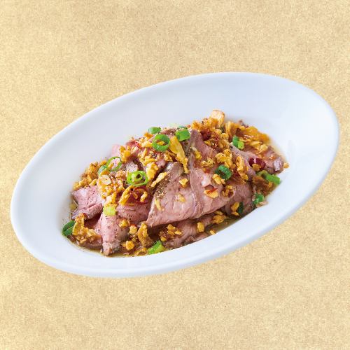 “美味的瘦牛肉片搭配清爽的蒜醬”