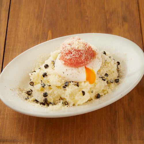 馬鈴薯沙拉配鱈魚子、溏心蛋和大量胡椒