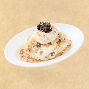 馬鈴薯沙拉佐煙燻白蘿蔔、黑飛魚籽和肥蛋