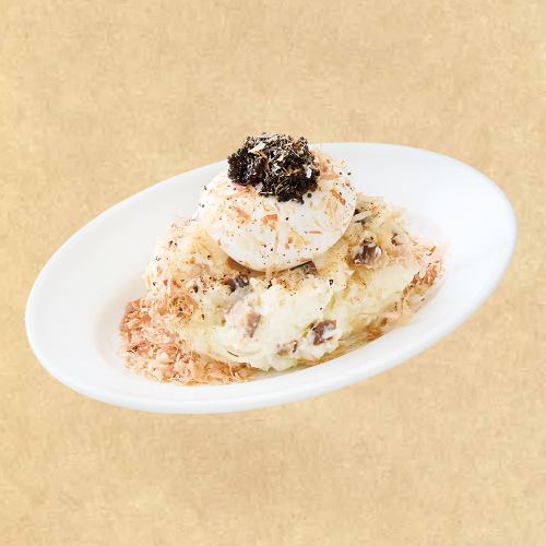 いぶりがっこと黒とびっ子のトロたまポテサラ