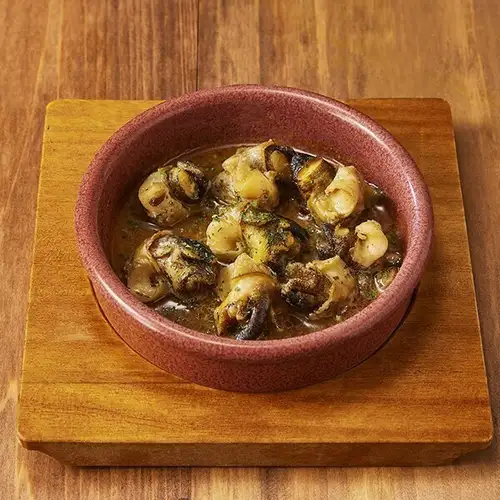 A wide variety of à la carte dishes that pair well with alcohol are available.