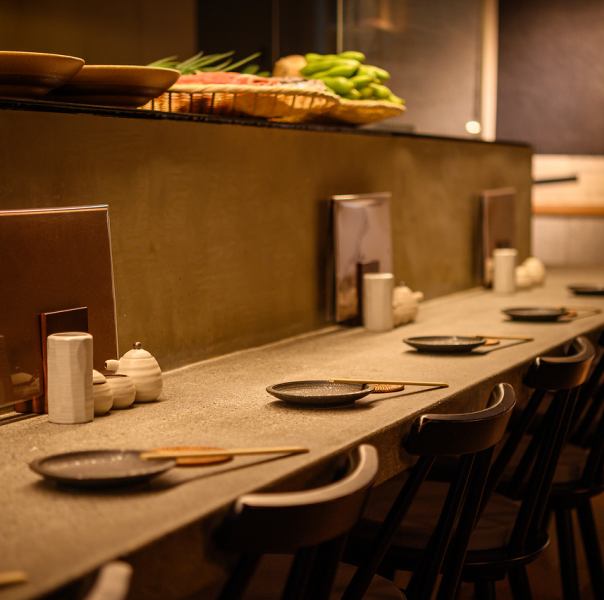 他店にはないロングカウンター12席ご用意◎炙りたて熱々の料理をすぐに食べる贅沢はカウンター席で！目の前で料理の出来上がりを眺めながらお食事が楽しめる特等席♪