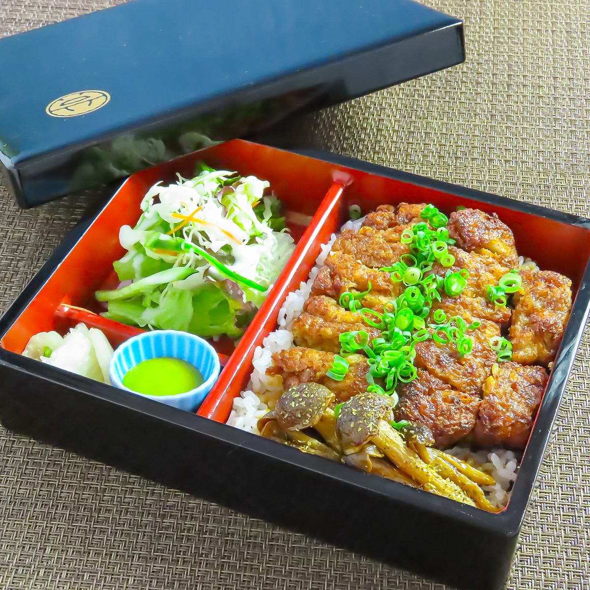 1300円で、メイン料理とセットメニューが楽しめるランチ
