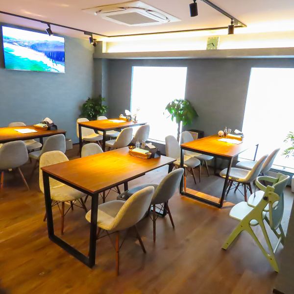 【ゆったり座れる店内】当店では4名様まで座ることのできるテーブル席を4卓ご用意しております！壁側の窓から光が差し込み、モーニングからランチの時間は開放感のある店内でお食事が楽しめます。また、席と席との間を広く取ることで、ゆったり座って頂けます。