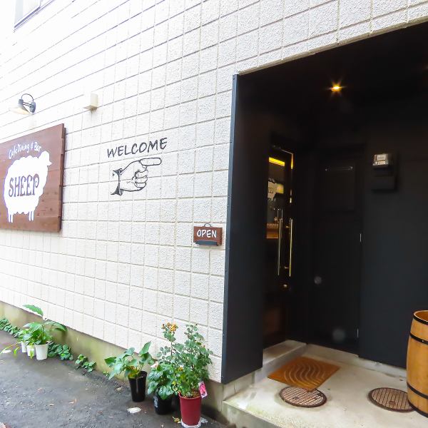 【高蔵寺の隠れ家】CafeDining&Bar SHEEPは春日井市、高蔵寺にある隠れ家的な場所です。老若男女が集まる場、疲れた心が癒される場になればとの想いです。心温まる食事、ゆったりとした時間を過ごす朝。ご友人とのランチ、ご家族でのディナーなど幅広い用途で使っていただけます。もちろんお子様連れも大歓迎です。