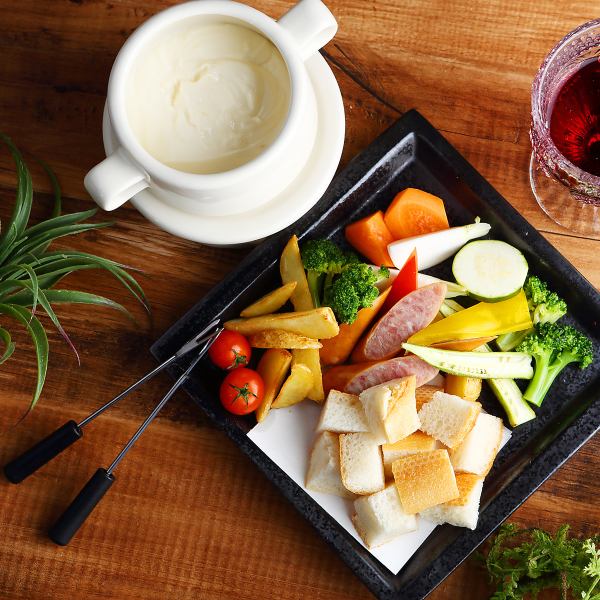 Only 2 minutes from Sendai Station! A course with all-you-can-drink from 3,000 yen where you can enjoy the popular extra-large cheese fondue!