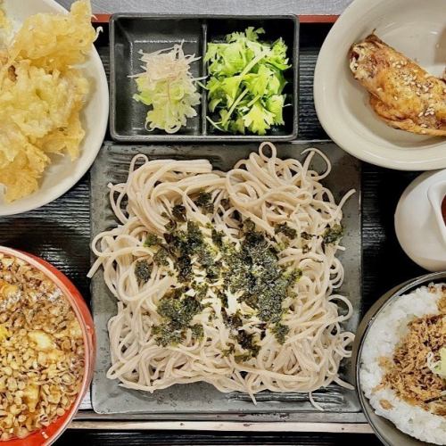Meat tempura dipping grated soba set meal set with famous "Chicken wings with secret sauce"