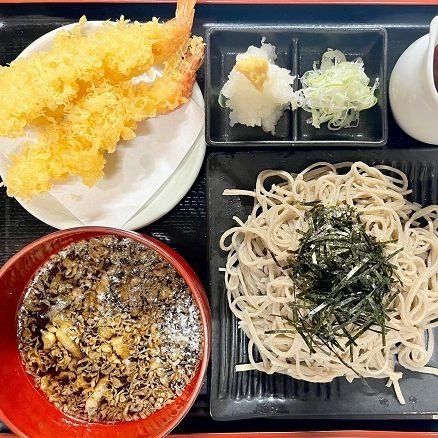 Shrimp tempura and grated soba set meal set with famous "Chicken wings with secret sauce"