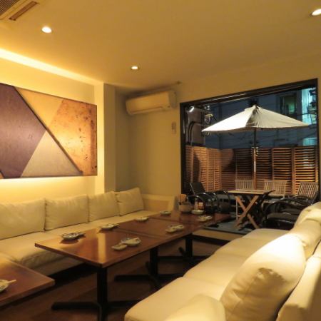 [Private Sofa Room with Private Terrace for Falconers] You can enjoy a luxurious banquet by renting out the sofa seats and private terrace.Approximately 8 to 18 people.Please enjoy a completely private banquet for a small number of people♪