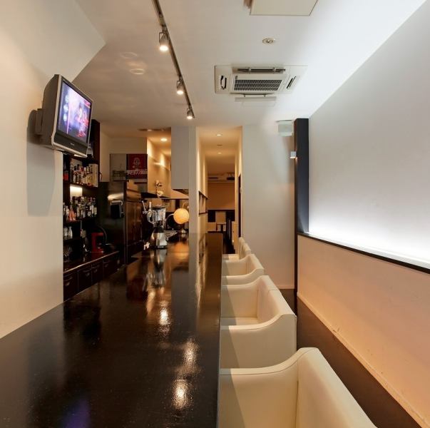 店舗に入ってすぐの大型カウンターは、お仕事帰りのお客様やデートにぴったりの空間です。カウンターにはテレビも完備しており、ゆったりとした時間をお過ごしいただけるよう配慮しております◎