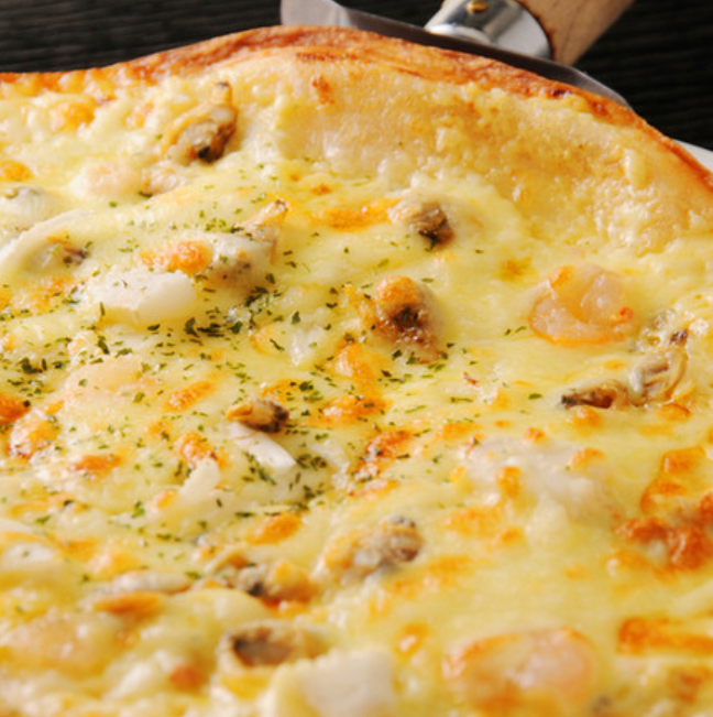 シーフードのタルタルピッツァ