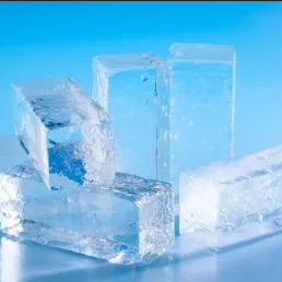 こだわりの純氷が、飲み物の美味しさを引き立てます。