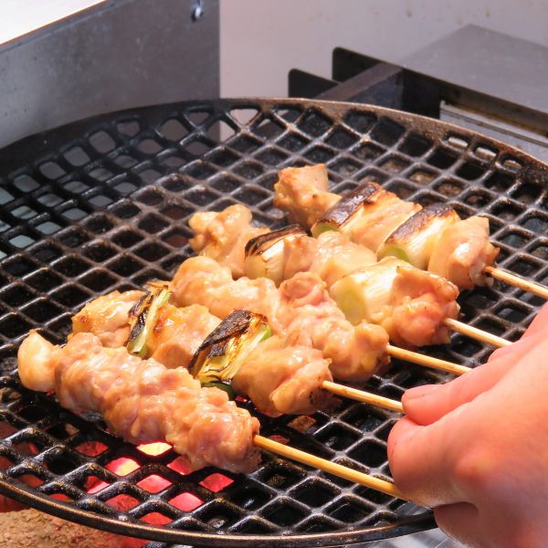[Invincible skewers] We recommend green onion skewers, peach skewers, and kawa skewers.You can also take it home.2 skewers 300 yen ~ (tax included)