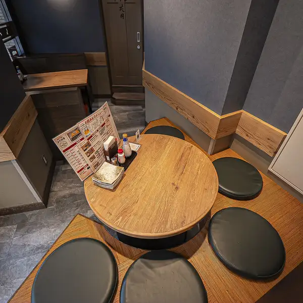 洗練された雰囲気ながらも活気を感じさせる店内は、気軽に入りやすく、会社帰りのサク飲みにもおすすめ！若いスタッフが多く、明るく親しみやすさのある空間で、鉄板焼きの香ばしい香りが食欲をそそります。日常使いにぴったりの居心地の良さと、ふらっと立ち寄れる空気感も魅力。日々の食事にも便利です♪