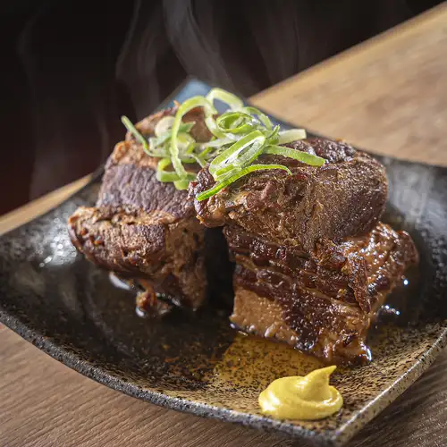 大満足！店内仕込みの「自家製豚の角煮」は柔らかくとろける深い味わいが特徴です★